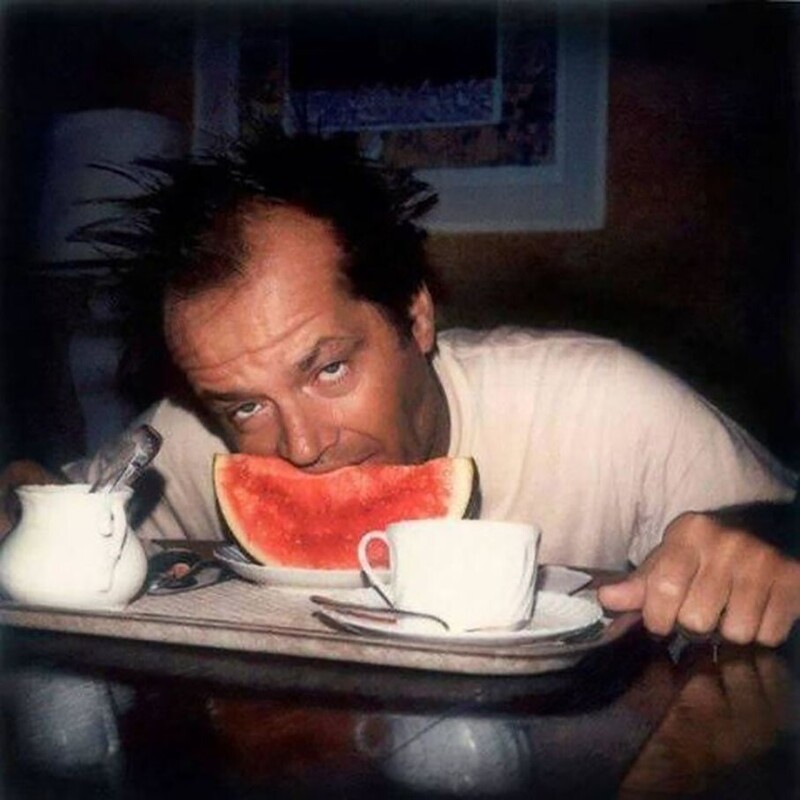 Несерьезная фотография серьезного американского актера Джека Николсона за завтраком