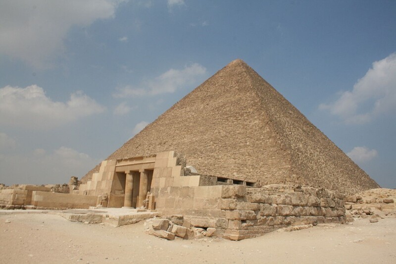 2. Великая пирамида Гизы (пирамида Хеопса), Египет