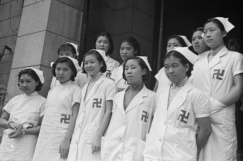 Медсестры Общества красной свастики в Шанхае. Китай, 1937 год.