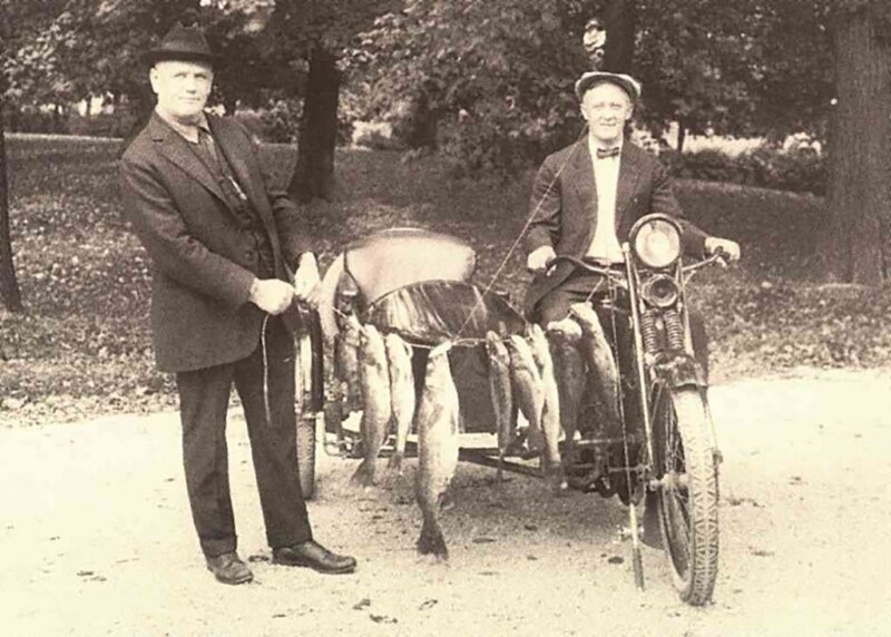 Уильям Харли и Артур Дэвидсон после рыбалки, 1922 год, штат Висконсин