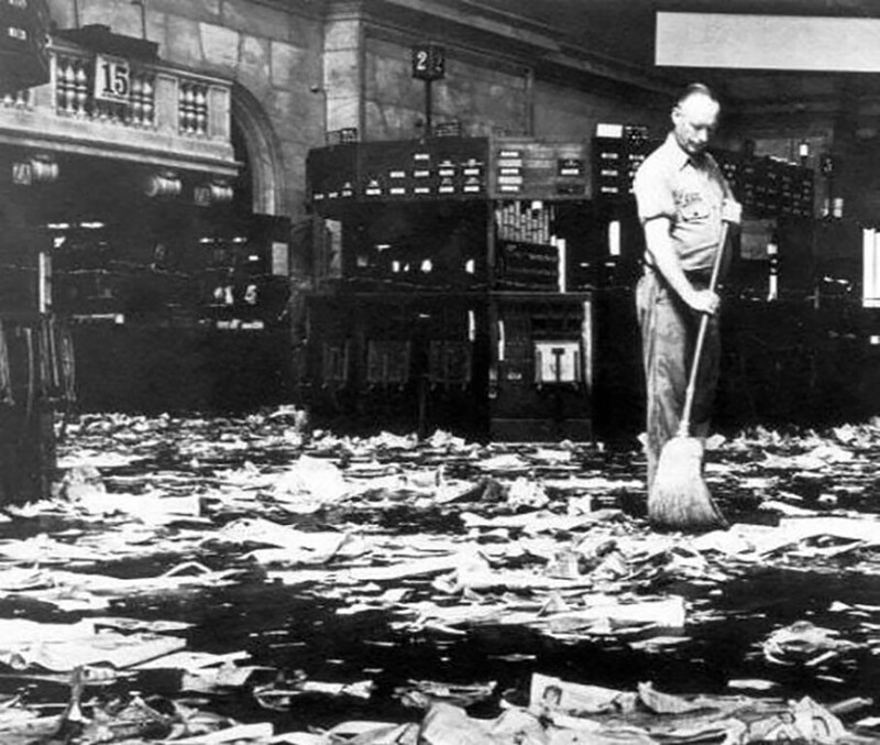 Уборщик подметает пол Нью-Йоркской фондовой биржи 29 октября 1929 г., в день ее краха и начала Великой депрессии в США