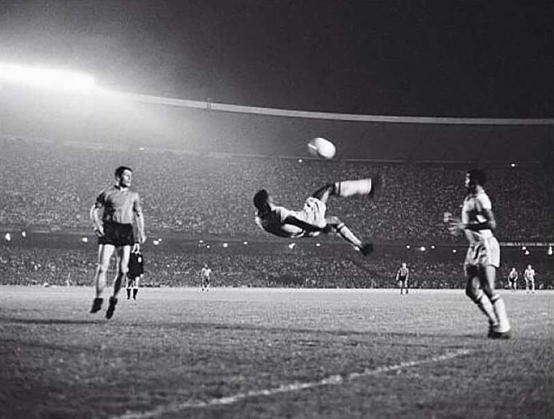 Знаменитый удар Пеле на стадионе «Маракана» в Рио-де-Жанейро, Бразилия, 1965 год