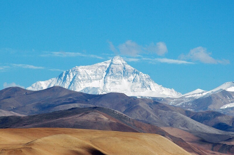 9. Из-за геологического подъема Эверест становится примерно на 4 мм выше с каждым годом