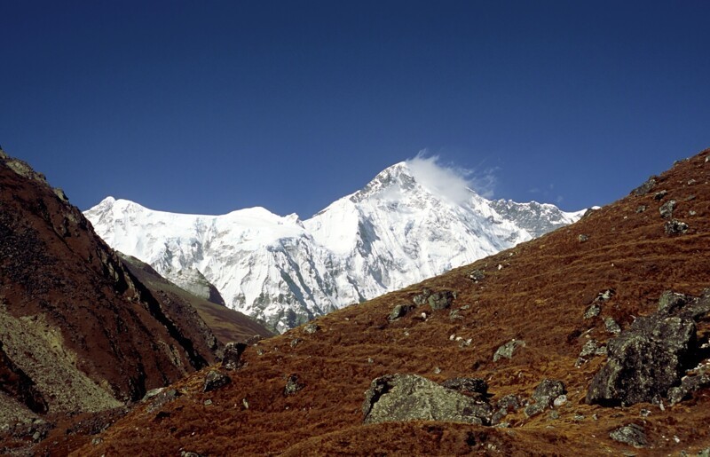 13. В 1856 году впервые рассчитали высоту Эвереста - 8 840 метров. В 1955 году ее изменили на 8 848 метров, и это остается официально признанной высотой. Однако, эта цифра оспаривалась на протяжении многих лет