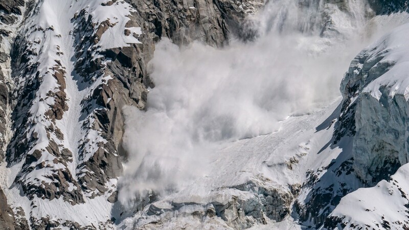 8. В попытках подняться на Эверест погибло 290 человек. Первые случаи смерти были зафиксированы в 1922 году, когда семь участников британской экспедиции погибли под лавиной