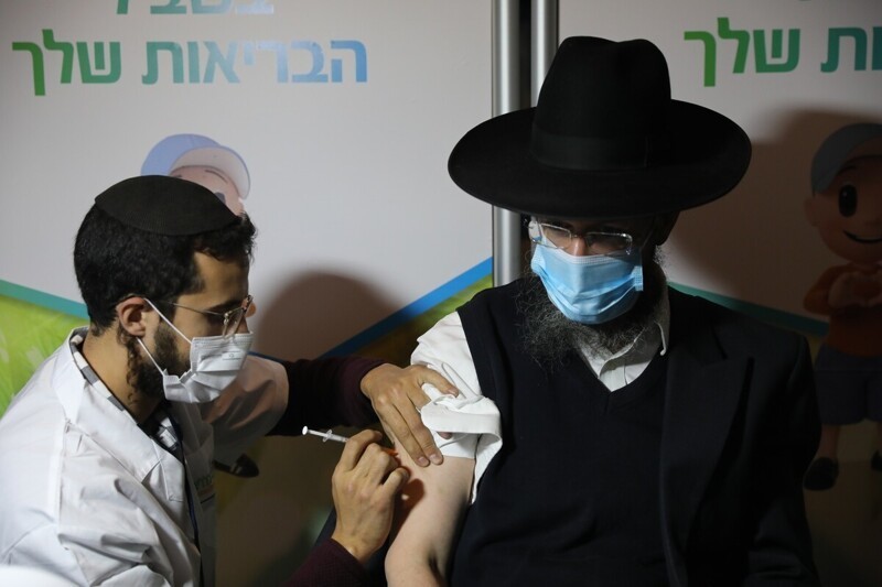 "Вы станете геями": израильский раввин предостерег мужчин от вакцин против COVID-19