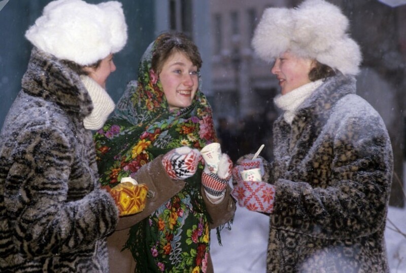 Народная забава - зимой поесть мороженого
