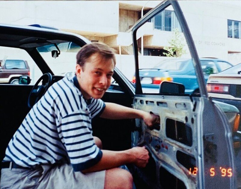 Илон Маск со своей первой машиной BMW 320i, 1995 год