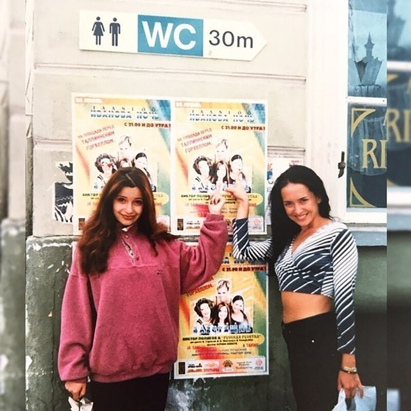Ольга Орлова и Жанна Фриске на фоне плакатов группы«Блестящие», 1997 год