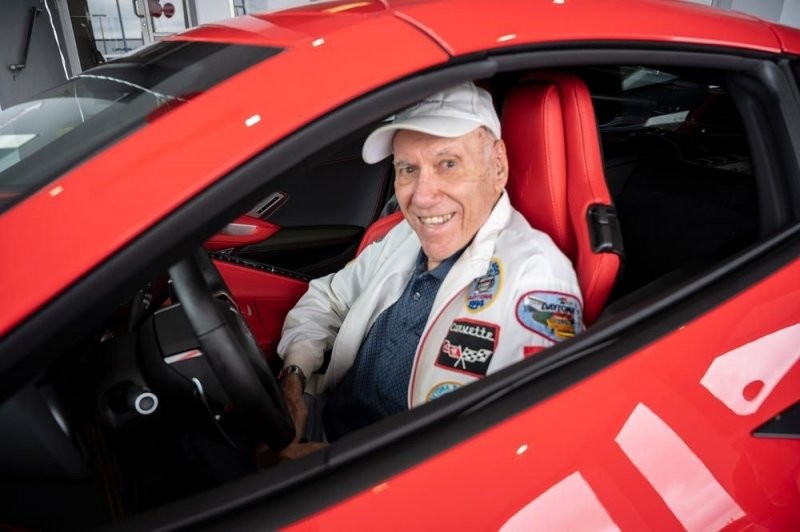 Ветеран отпраздновал свой 90-й день рождения, купив себе новый Chevrolet Corvette