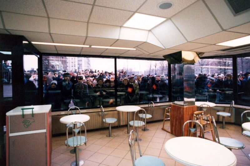 Первый Макдональдс в Москве, который свел с ума город, 1990 г