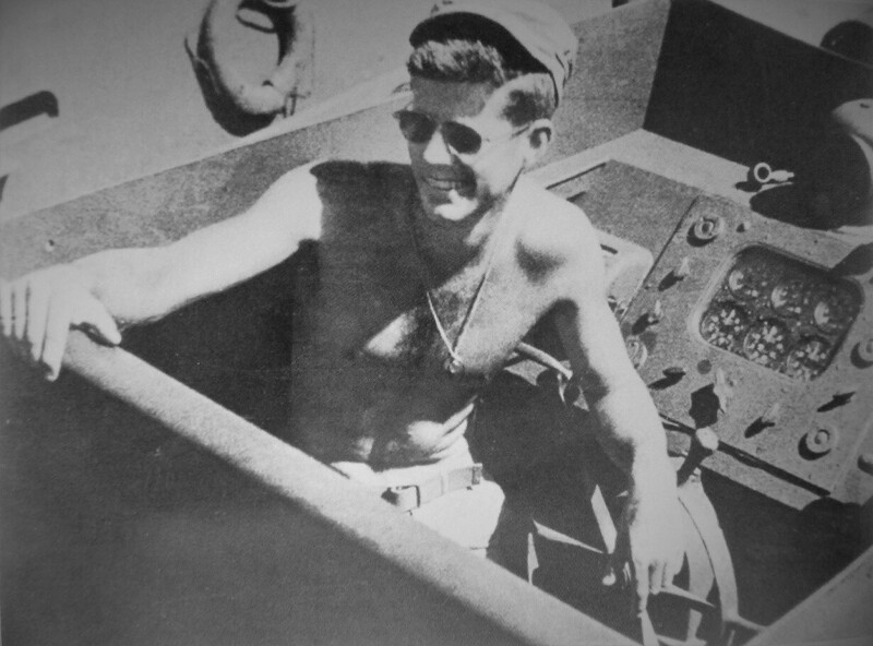 Командир американского торпедного катера РТ-109 лейтенант Джон Кеннеди (будущий президент США). 1943