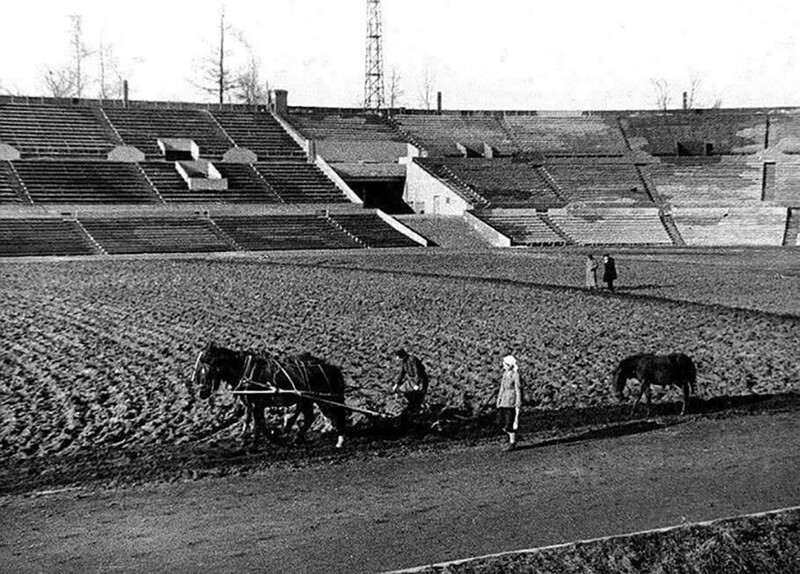 Весенняя подготовка футбольного поля после реконструкции стадиона "Динамо", Москва, 1935 год