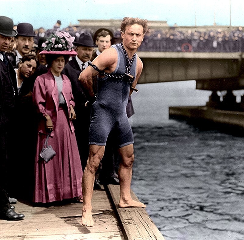 Гарри Гудини готовится к трюку в Бостоне. 1906 год