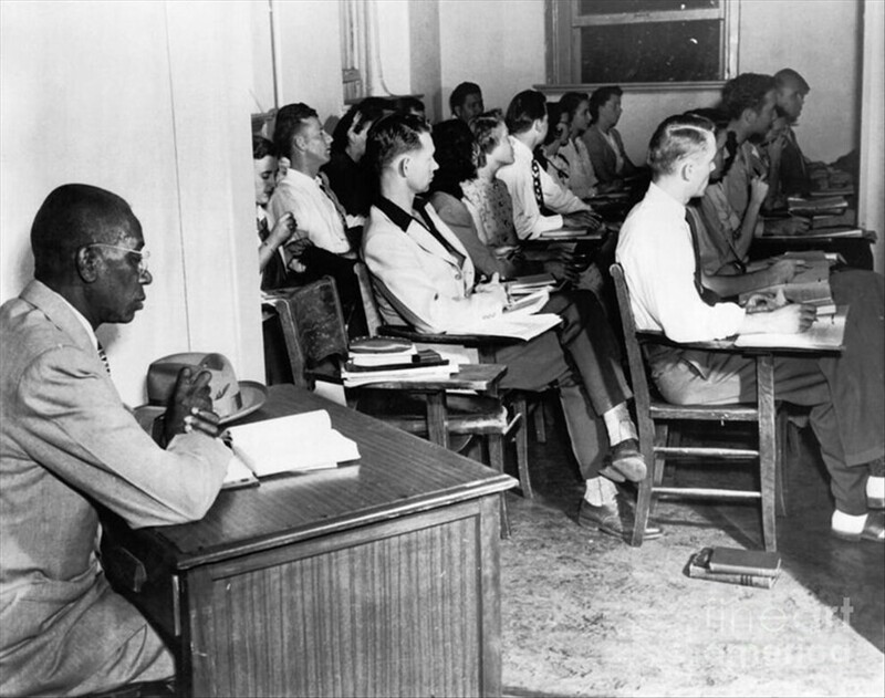 Джордж Маклорен, первый афроамериканский студент вынужден был сидеть за столом, поставленным отдельно от других. 1948 год
