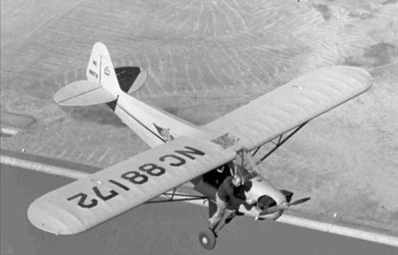 Ветеран ВМВ Мерле Ларсон вручную заводит заглохший мотор своего самолёта Piper J3, США, 1946 год