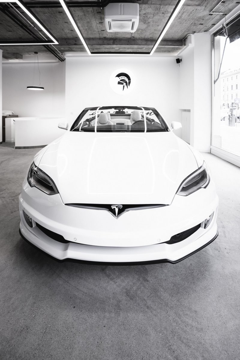Итальянцы из Ares Design создали сексуальный двухдверный кабриолет Tesla Model S