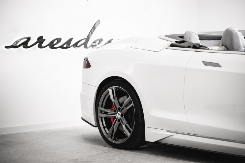Итальянцы из Ares Design создали сексуальный двухдверный кабриолет Tesla Model S