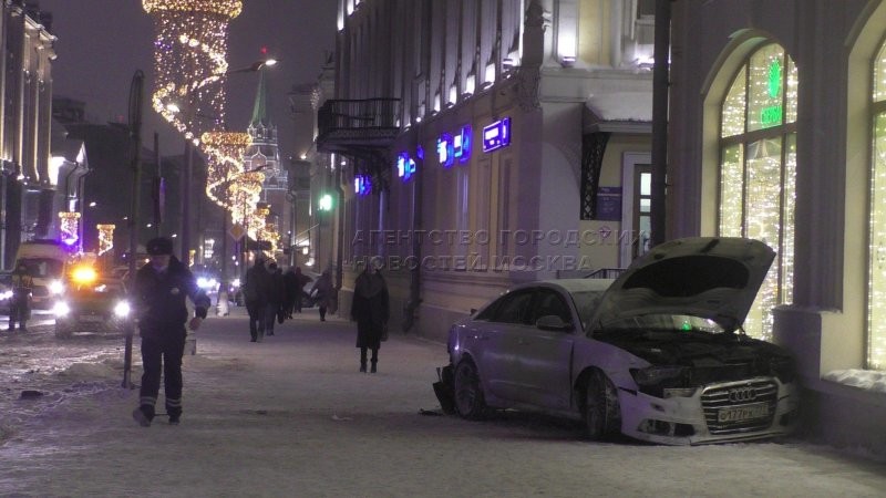 Авария дня. В центре Москвы машина вылетела на тротуар после ДТП и сбила женщину