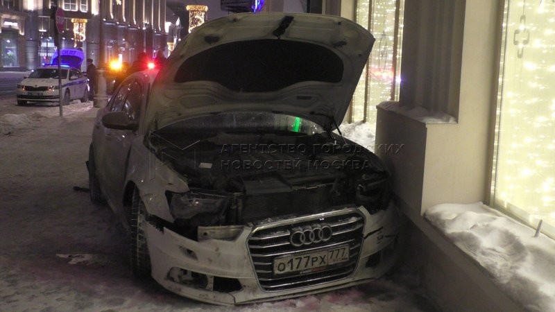 Авария дня. В центре Москвы машина вылетела на тротуар после ДТП и сбила женщину