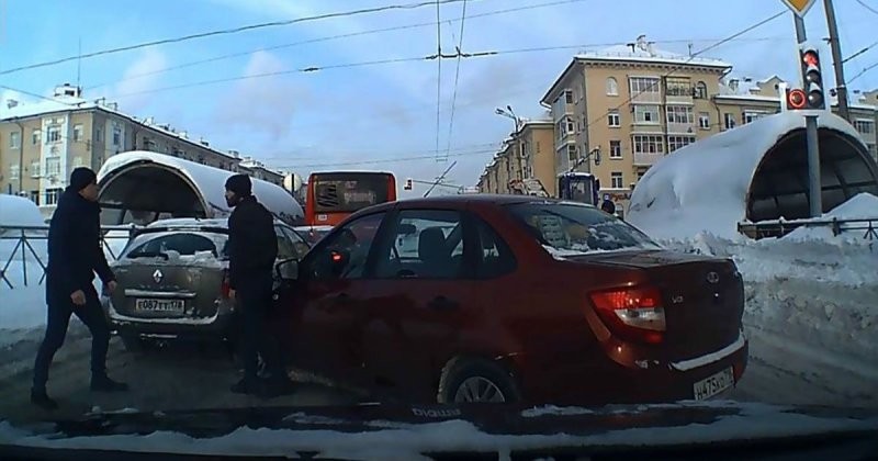 Боевой бородач из Казани устроил мелкое ДТП и напал на оппонента