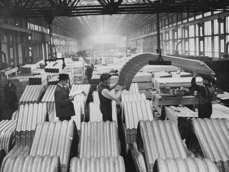 Производство листов для бомбоубежищ на заводе в Уэльсе