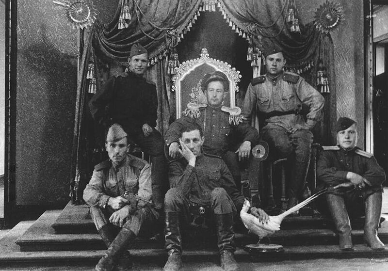 Советские солдаты, на троне последнего китайского императора, 1945 год