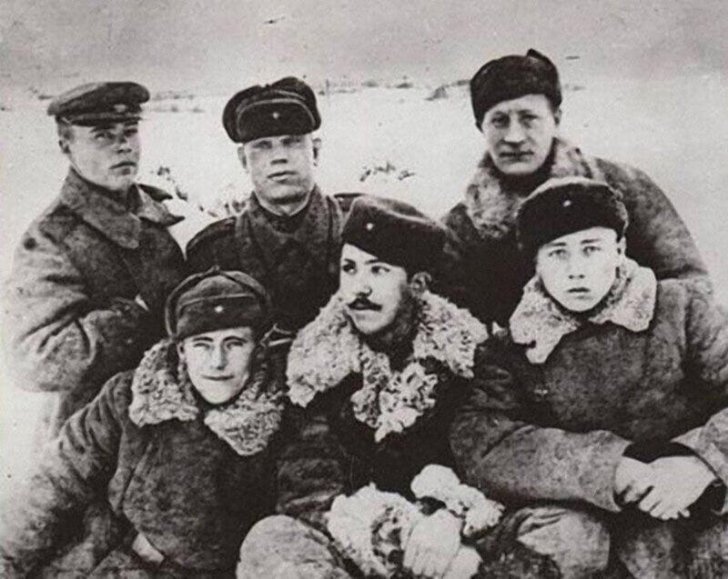 Старший сержант Юрий Никулин с однополчанами из 72-го отдельного зенитного дивизиона, 1943 год