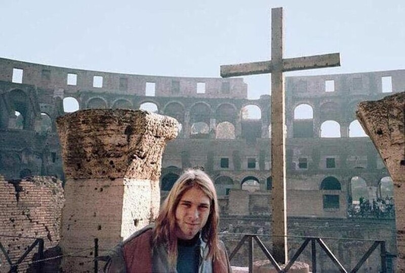 22-летний Курт Кобейн на фоне Колизея в Риме, 1989 год