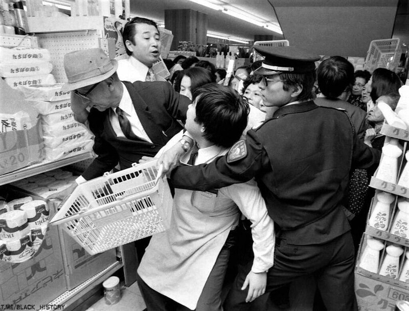 Давка в очереди за туалетной бумагой в токийском супермаркете. Япония, 1 ноября 1973 года