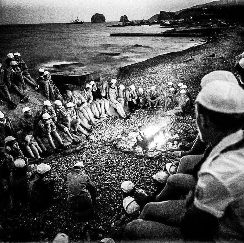 Дети из лагеря «Артек», у костра на берегу моря. Гурзуф, 1970 год