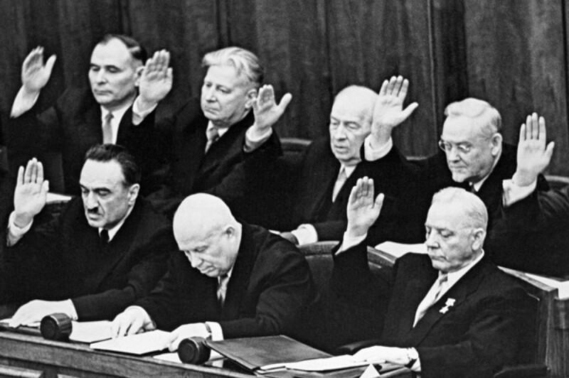 Никита Хрущев в окружении людей, голосующих за его отставку, СССР, 14 октября 1964 года