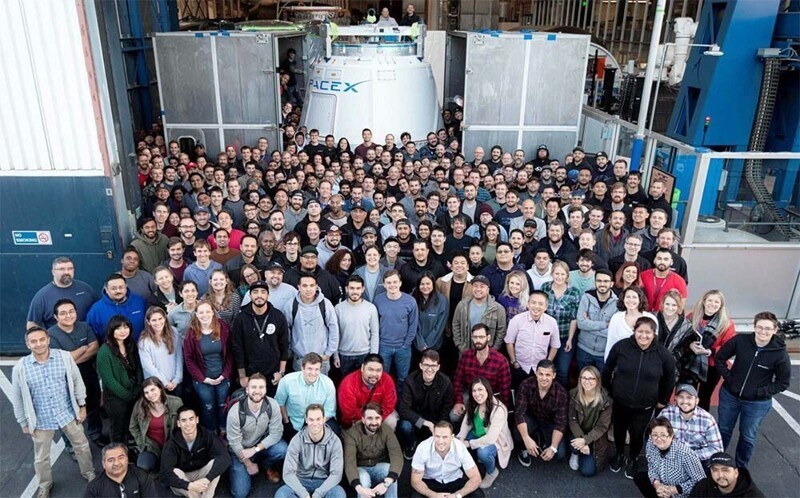 На фото: команда Илона Маска, работавшая по программе SpaceX.