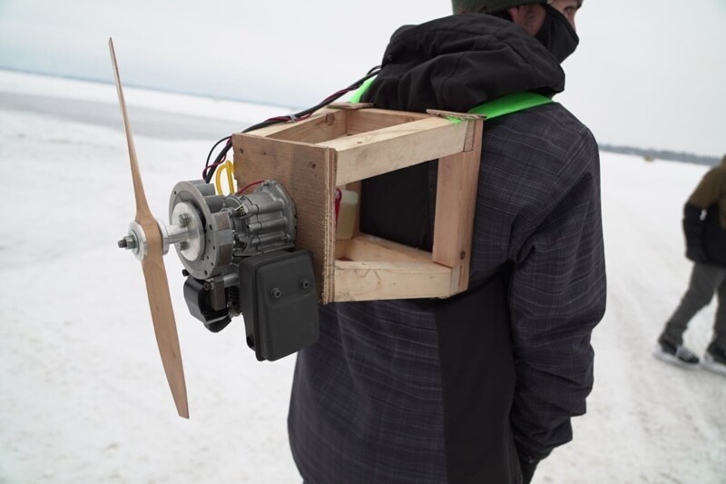 Мужчина изобрёл «рюкзак» для скоростного катания по льду