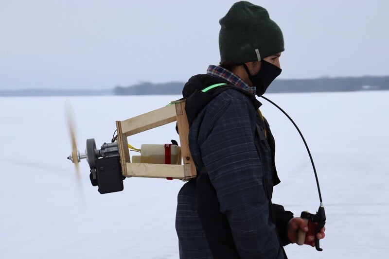 Мужчина изобрёл «рюкзак» для скоростного катания по льду