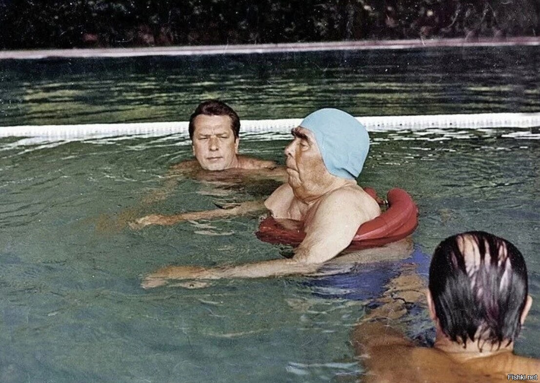 Леонид Брежнев в бассейне 1978