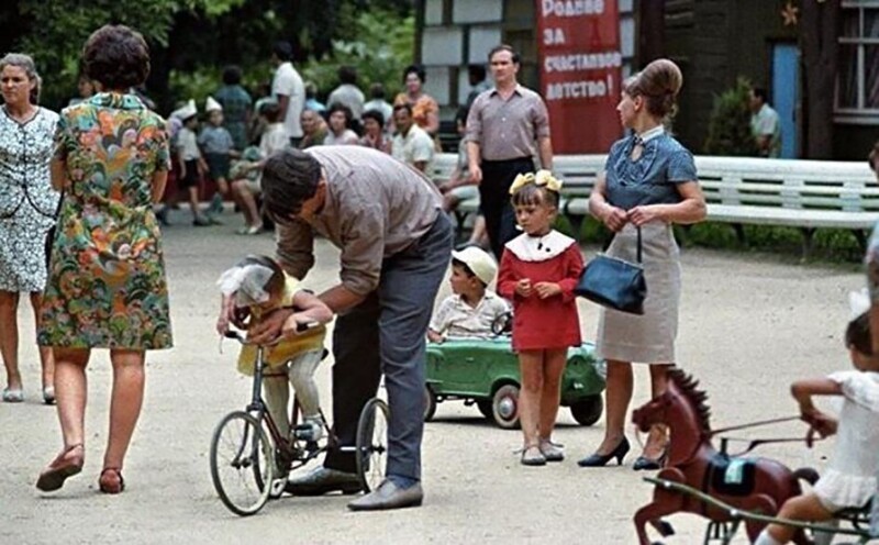 Площадка для детей в городском парке, г. Таганрог Ростовская обл., 1970 год