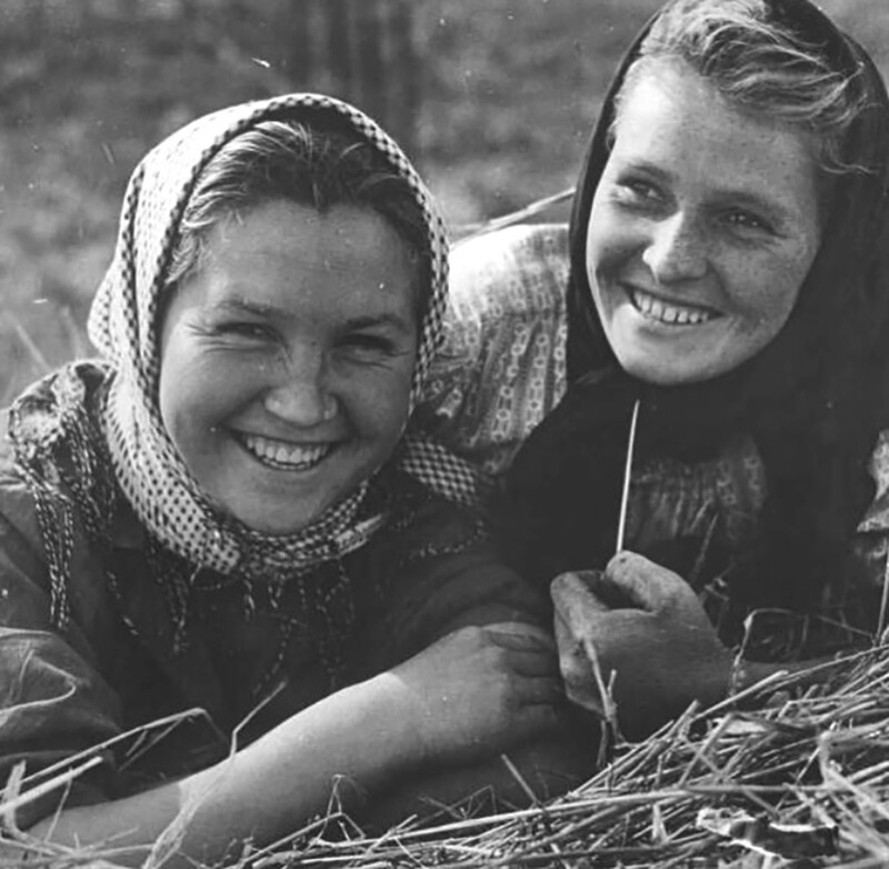 Подружки, работающие в колхозе «Красный Октябрь», попали в кадр, 1950-е, Кировская обл.