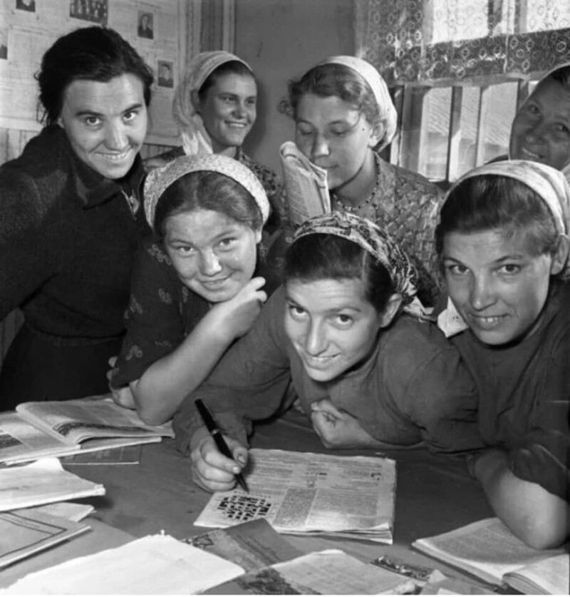Доярки отдыхают разгадывая кроссворд, Тамбовская обл, колхоз «Коминтерн» 1957 год
