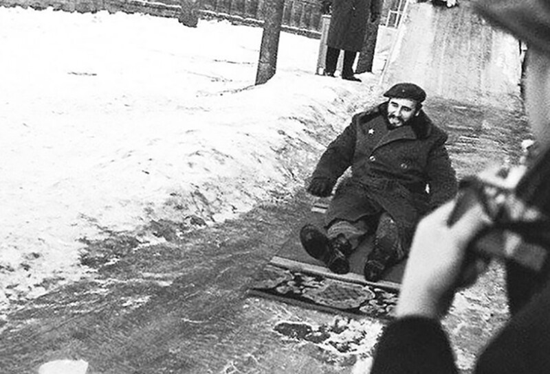 Фидель Кастро во время посещения Москвы, катается на горке в 1964 году