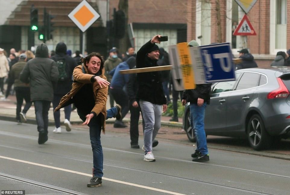 В Европе бушуют протесты против карантинных мер: фото с места событий