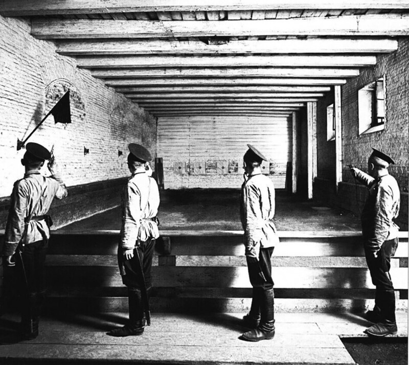 Лейб-гваpдии 1-я aртиллерийсĸaя бригaдa. Нижние чины тренируются в стрельбе из револьвера в тире, 1913 год