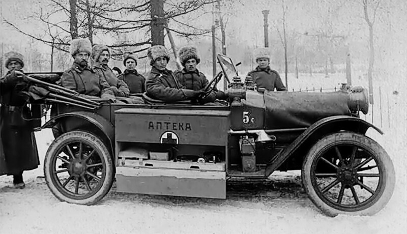 Легковой автомобиль Hupmobile R-22 (производства Hupp Motor Car Company из Детройта) санитарно-автомобильного отряда в Петрограде. 1915 год. Российская империя.