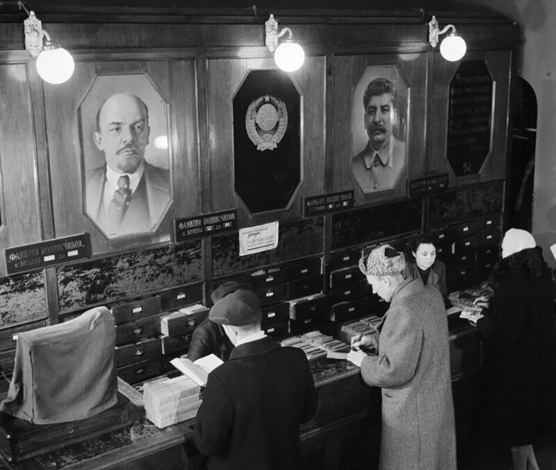 Абонентское обслуживание в книжном магазине. Фото Семена Фридлянда, 1950-е