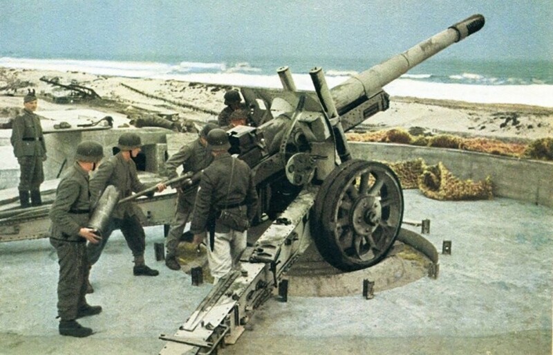 Немецкий расчет у трофейной советской 152-мм гаубицы МЛ-20 образца 1937 года (орудие было принято на вооружение вермахта под индексом 15,2 cm KH.433/1(r)) на одном из укреплений Атлантического вала. Франция. 1944 год