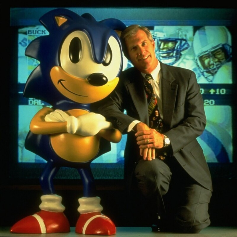 Том Калински — директор Sega of America c талисманом компании, 1991 год