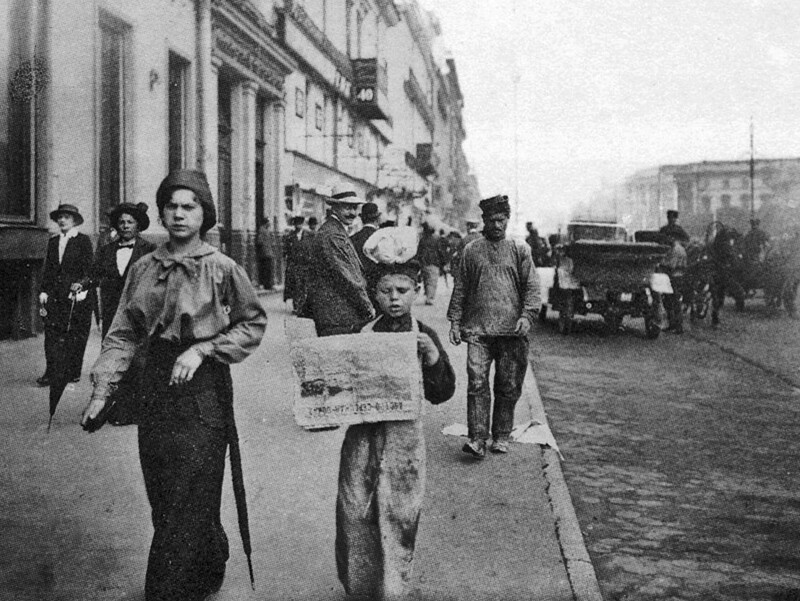Люди на Невском проспекте в начале ХХ века