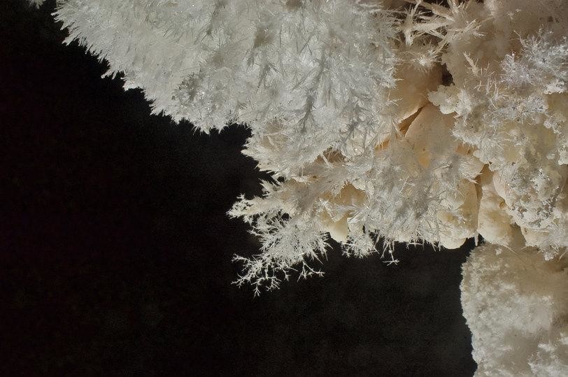 Арагонитовые кристаллы — это твёрдая разновидность кальцита. Он образуется при достаточно низких температурах, чаще всего под землёй — в пещерах, рудных месторождениях, в холодных источниках.