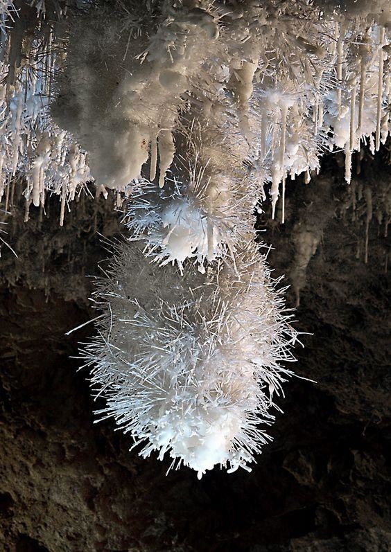 Сталагмиты и сталактиты бывают только в карстовых пещерах