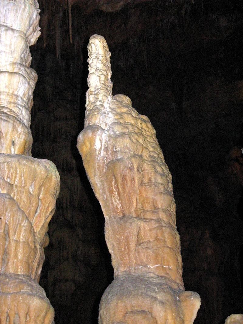 А сталагмиты — это натёчные минеральные образования (большей частью известковые, реже гипсовые, соляные), растущие в виде конусов, столбов со дна пещер и других подземных карстовых полостей навстречу сталактитам